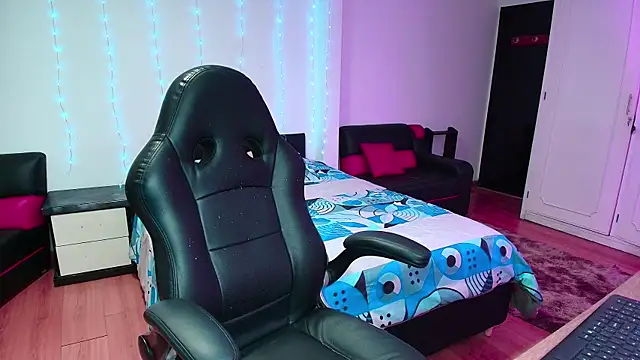 Snapshot of yesie_hot chatting on December 2, 12:27 am yesie hot online show from December 2, 12:27 am