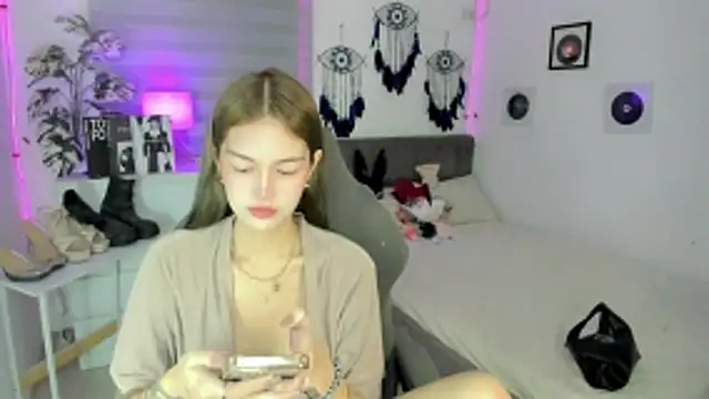 Snapshot of AlexandraMooree chatting on April 2, 9:12 pm AlexandraMooree online show from April 2, 9:12 pm
