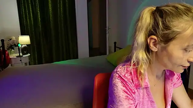 Snapshot of ZoeGrant chatting on May 14, 5:20 pm ZoeGrant online show from May 14, 5:20 pm
