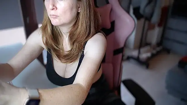 Snapshot of Exotic-Desire chatting on November 10, 10:36 am Exotic-Desire online show from November 10, 10:36 am