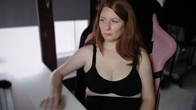 Snapshot of Exotic-Desire chatting on December 18, 8:42 am Exotic-Desire online show from December 18, 8:42 am