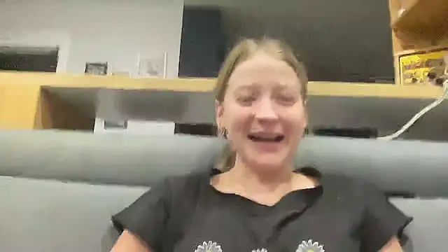 CharmingSarah online show from December 9, 5:30 pm