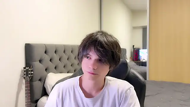 Snapshot of SasukeUhchiaa chatting on December 19, 8:23 am SasukeUhchiaa online show from December 19, 8:23 am