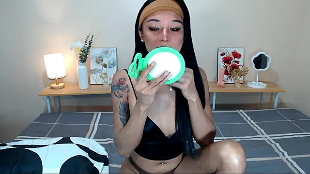 Snapshot of CheskaVenice5 chatting on December 2, 7:25 am CheskaVenice5 online show from December 2, 7:25 am