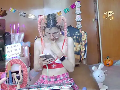 Skinygirl online show from November 1, 8:00 pm