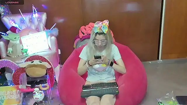 Snapshot of Skinygirl chatting on July 9, 12:04 am Skinygirl online show from July 9, 12:04 am