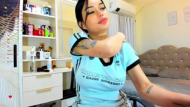 Snapshot of FuckDollNicky chatting on February 6, 8:18 am FuckDollNicky online show from February 6, 8:18 am