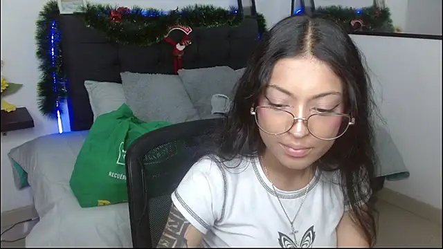 Snapshot of vaness_weet chatting on December 21, 8:49 pm vaness weet online show from December 21, 8:49 pm