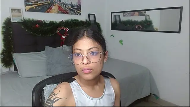 Snapshot of vaness_weet chatting on January 6, 3:05 pm vaness weet online show from January 6, 3:05 pm