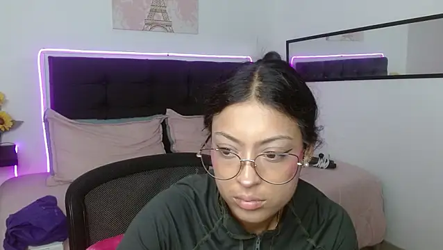 Snapshot of vaness_weet chatting on February 18, 6:37 pm vaness weet online show from February 18, 6:37 pm