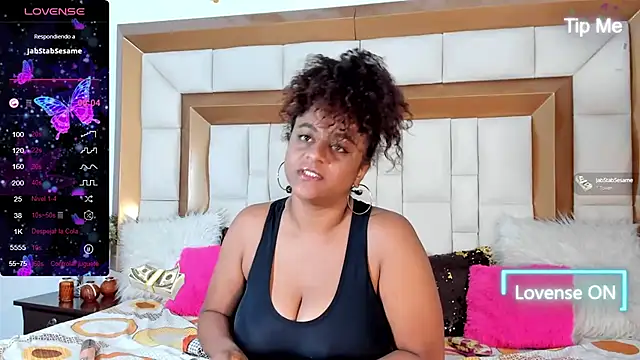 Snapshot of BellaKarla chatting on December 6, 11:47 pm BellaKarla online show from December 6, 11:47 pm