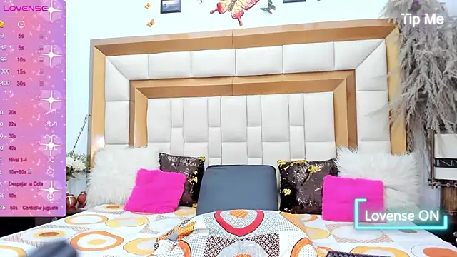 Snapshot of BellaKarla chatting on December 11, 8:28 pm BellaKarla online show from December 11, 8:28 pm