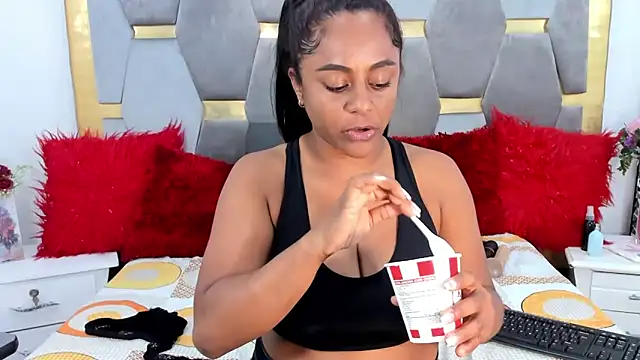 Snapshot of BellaKarla chatting on January 24, 11:12 pm BellaKarla online show from January 24, 11:12 pm