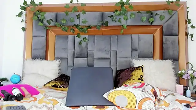 Snapshot of BellaKarla chatting on February 22, 3:47 pm BellaKarla online show from February 22, 3:47 pm