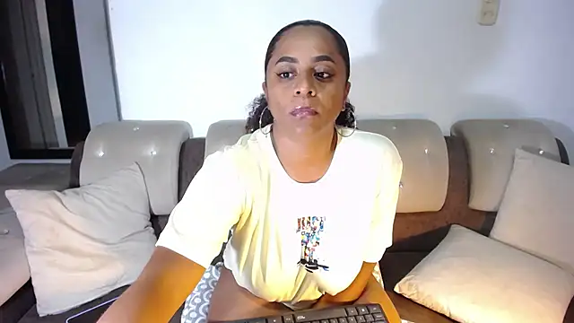 Snapshot of BellaKarla chatting on September 24, 3:21 am BellaKarla online show from September 24, 3:21 am