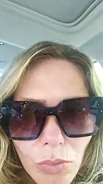 Snapshot of hollyg221 chatting on June 1, 9:05 pm hollyg221 online show from June 1, 9:05 pm