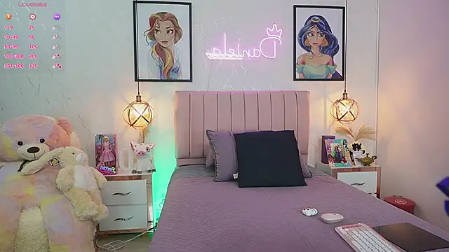 dani parker  online show from April 4, 7:00 pm