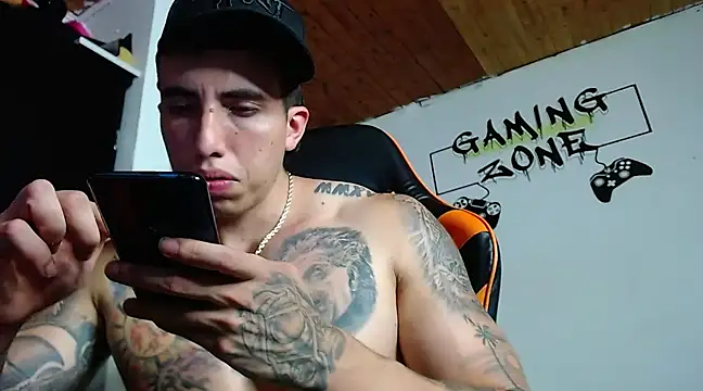 Snapshot of Adam_Hudsond chatting on December 21, 11:45 pm Adam Hudsond online show from December 21, 11:45 pm