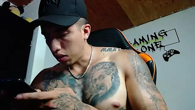 Snapshot of Adam_Hudsond chatting on February 6, 10:53 pm Adam Hudsond online show from February 6, 10:53 pm