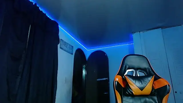 Snapshot of Adam_Hudsond chatting on October 4, 3:48 am Adam Hudsond online show from October 4, 3:48 am