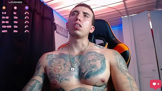 Snapshot of Adam_Hudsond chatting on November 1, 4:31 pm Adam Hudsond online show from November 1, 4:31 pm