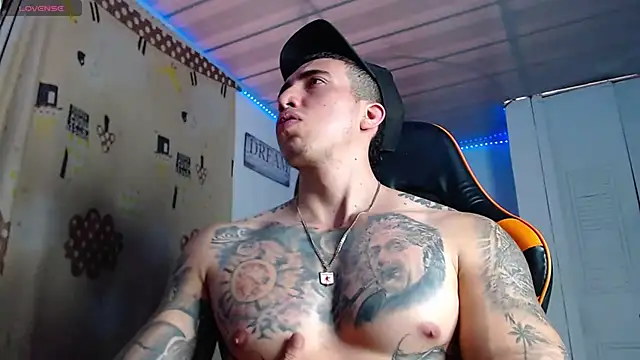 Snapshot of Adam_Hudsond chatting on November 25, 2:17 pm Adam Hudsond online show from November 25, 2:17 pm