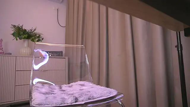 lildiaa online show from March 24, 10:20 am