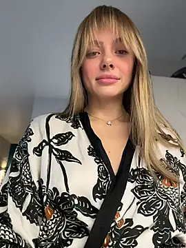 Snapshot of Kylie_Desire chatting on November 4, 4:33 am Kylie Desire online show from November 4, 4:33 am