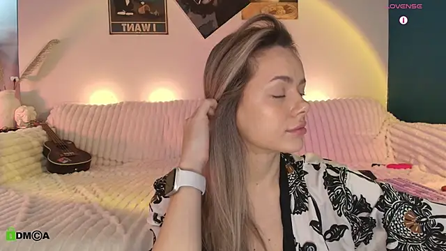 Snapshot of Kylie_Desire chatting on December 14, 4:07 am Kylie Desire online show from December 14, 4:07 am