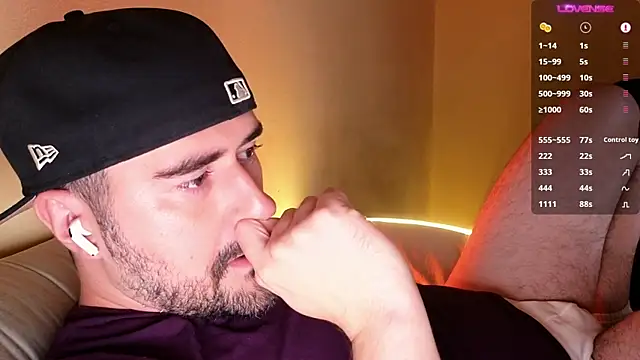 Snapshot of DominantTheo chatting on November 17, 3:23 am DominantTheo online show from November 17, 3:23 am