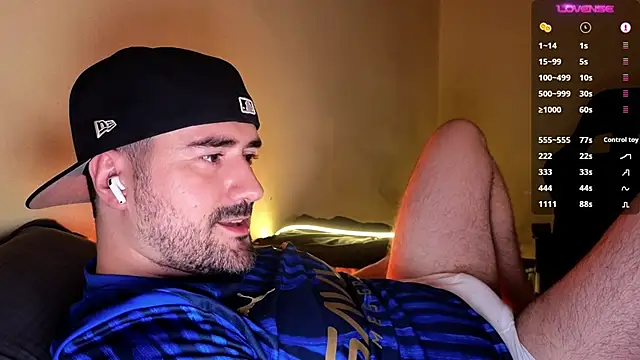 Snapshot of DominantTheo chatting on November 30, 3:43 am DominantTheo online show from November 30, 3:43 am