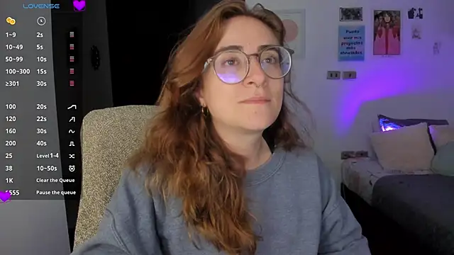 Snapshot of linda_giggle chatting on December 6, 2:24 am linda giggle online show from December 6, 2:24 am