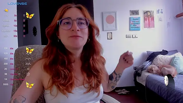 Snapshot of linda_giggle chatting on December 24, 2:33 pm linda giggle online show from December 24, 2:33 pm