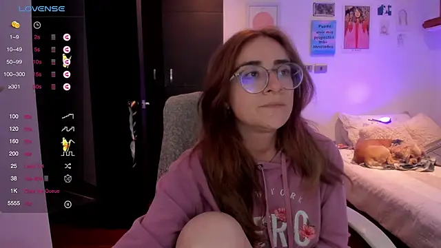 Snapshot of linda_giggle chatting on February 1, 12:51 am linda giggle online show from February 1, 12:51 am