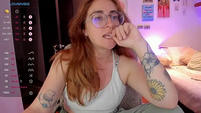 Snapshot of linda_giggle chatting on February 2, 1:45 am linda giggle online show from February 2, 1:45 am