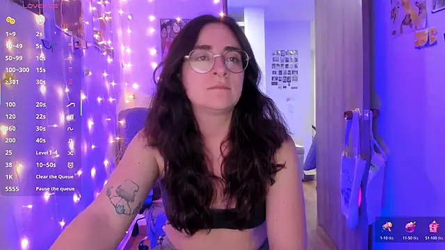 Snapshot of linda_giggle chatting on October 28, 12:25 am linda giggle online show from October 28, 12:25 am