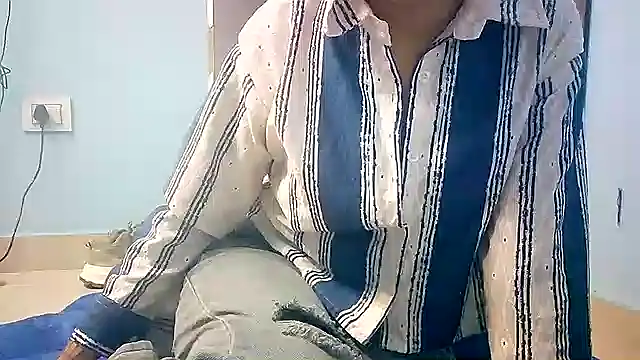 Snapshot of lovelydesi21 chatting on January 18, 2:02 pm lovelydesi21 online show from January 18, 2:02 pm