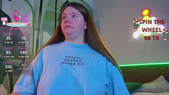 Snapshot of RubyValen chatting on December 18, 1:44 am RubyValen online show from December 18, 1:44 am