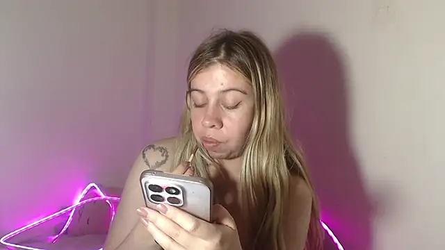 Snapshot of SweetSofty chatting on November 27, 10:23 pm SweetSofty online show from November 27, 10:23 pm