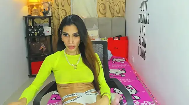 Snapshot of Trixie_Mattel21 chatting on December 28, 5:02 am Trixie Mattel21 online show from December 28, 5:02 am