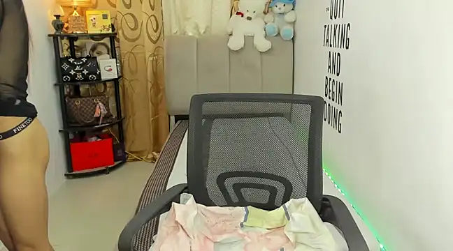 Snapshot of Trixie_Mattel21 chatting on January 13, 5:23 am Trixie Mattel21 online show from January 13, 5:23 am