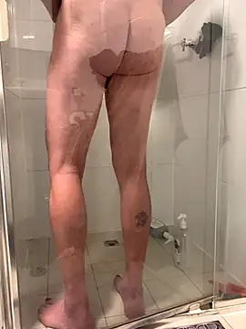 Snapshot of OSIRlS chatting on September 26, 11:47 am OSIRlS online show from September 26, 11:47 am