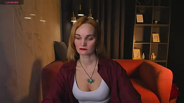 Snapshot of SaraSubtlety chatting on December 17, 1:28 pm SaraSubtlety online show from December 17, 1:28 pm