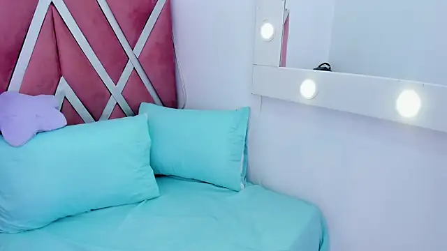 Snapshot of Helenn_monroy1 chatting on May 5, 6:27 pm Helenn monroy1 online show from May 5, 6:27 pm
