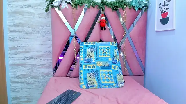 Snapshot of lara_murphy chatting on December 16, 9:41 pm lara murphy online show from December 16, 9:41 pm