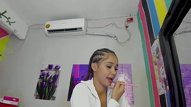 Snapshot of MarianaManzur chatting on March 8, 8:25 pm MarianaManzur online show from March 8, 8:25 pm