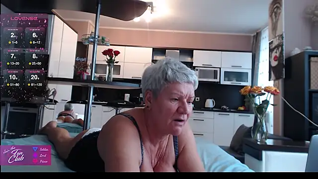 Snapshot of roxana_brooks chatting on October 31, 8:37 am roxana brooks online show from October 31, 8:37 am