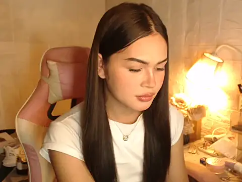 Snapshot of Ashely_Lewis chatting on December 17, 12:00 pm Ashely Lewis online show from December 17, 12:00 pm