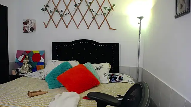 naughty girl 4u online show from April 8, 8:20 pm