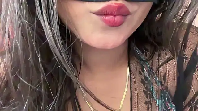 Hottie ishuu online show from January 17, 6:22 pm